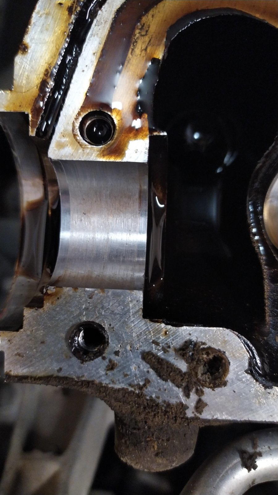 Задиры на распредвале 4b10. Распредвал давление масла. Постель распредвала змз-409. Давление распредвала 4g18. Распредвал давление масла.