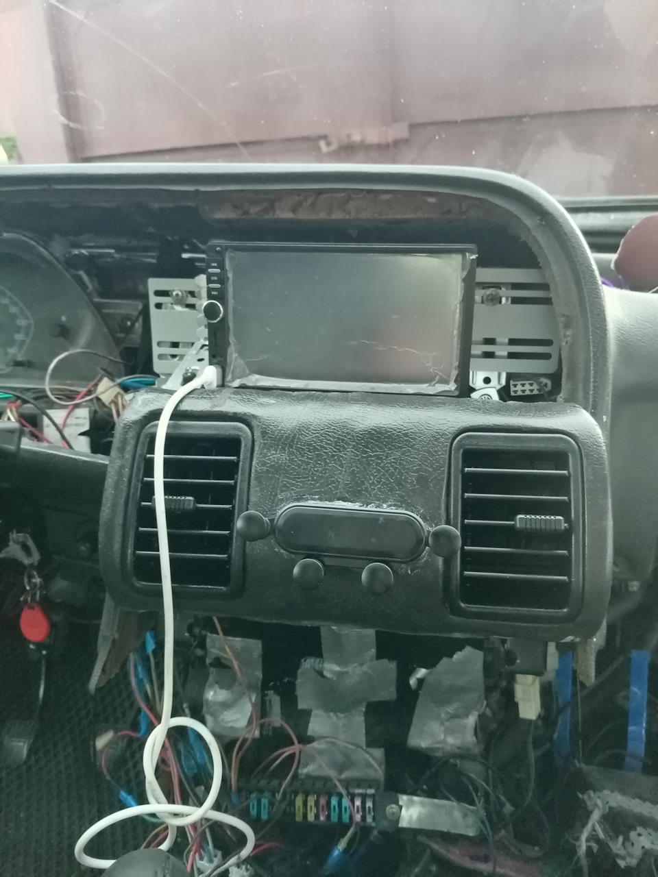 Приклеял держатель для телефона и поставил на место — Lada 2120 Надежда