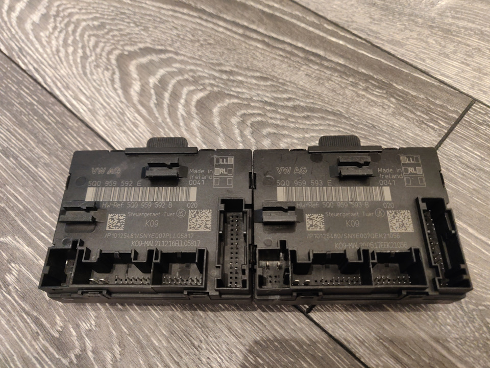 Новые дверные блоки от тигуана. — Volkswagen Golf Mk7. Запчасти на фото: 5Q0959592, 5Q0959592B, 5Q0959593, 500959