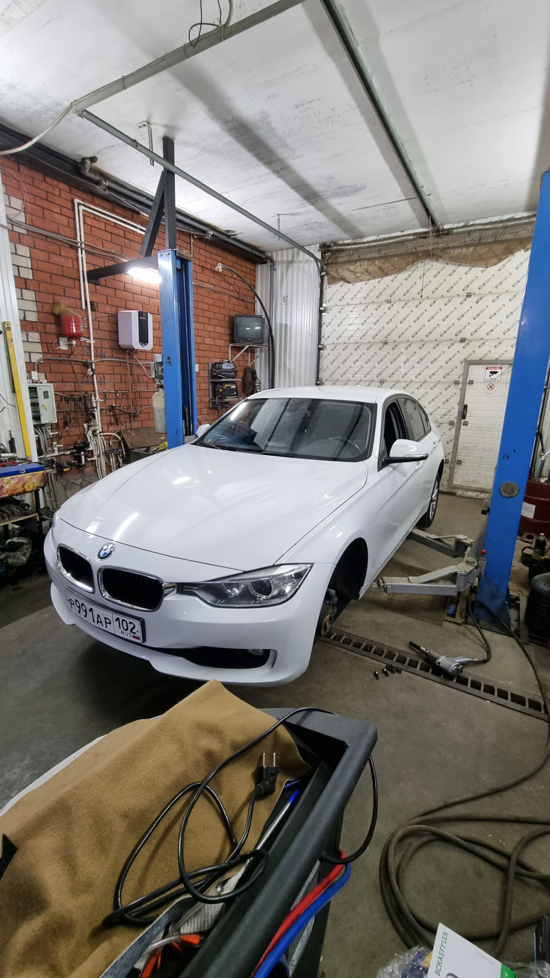 Сервис 102. БМВ без колес. BMW без колес. БМВ 2022 года. BMW Driving.