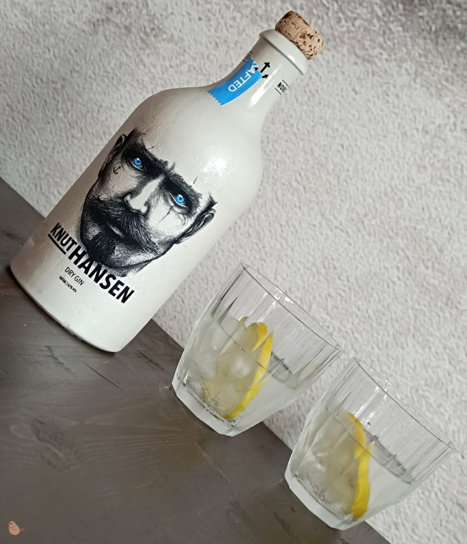 5л. Джин напиток bombay sapphire. Джин со вкусом елки. Джин напиток алкогольный барристер. Джин бомбей сапфир.