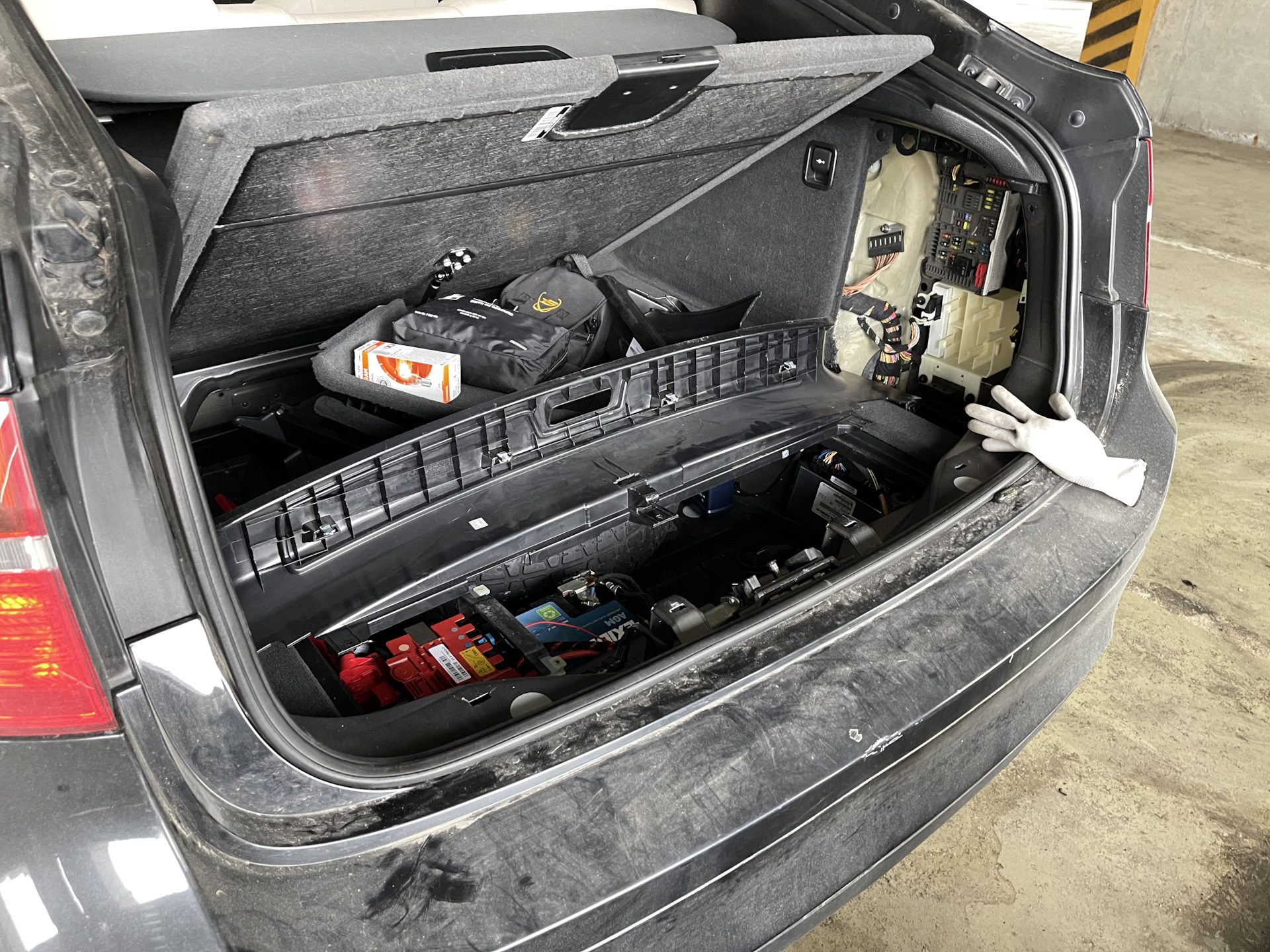 Багажник bmw x6. X6 привод багажника. ЭБУ багажника БМВ х6 е71. Амортизатор багажника БМВ x6 e71. ГБО BMW x6 e71.