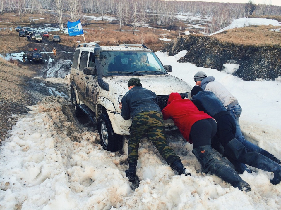 Беловский водопад бурен в этой время года — Suzuki Jimny (1G)