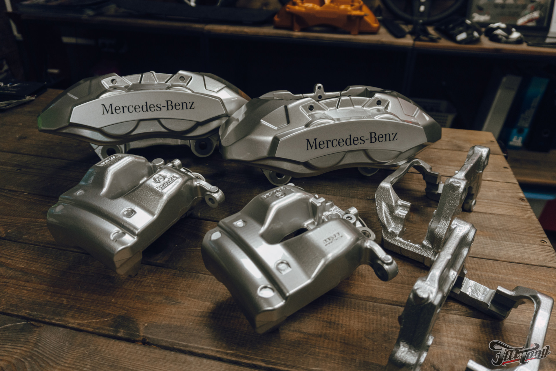 Серебристые суппорта. Суппорта в серебристый цвет. Серебристые суппорта. Серебристые суппорта. Lexus rx350 покраска суппортов.