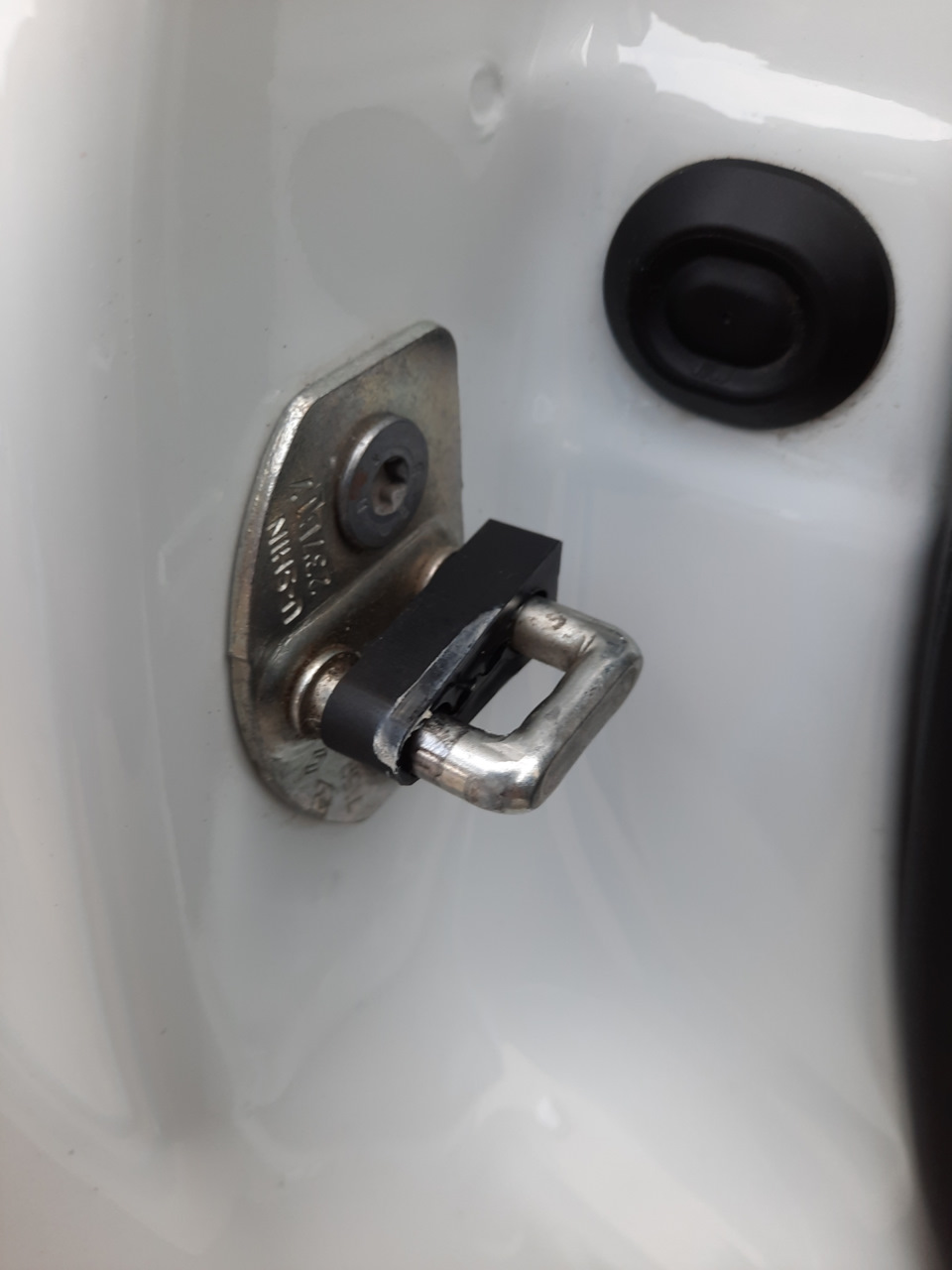 На своём месте 3 — Lada Vesta (1G). Запчасти на фото: AV182