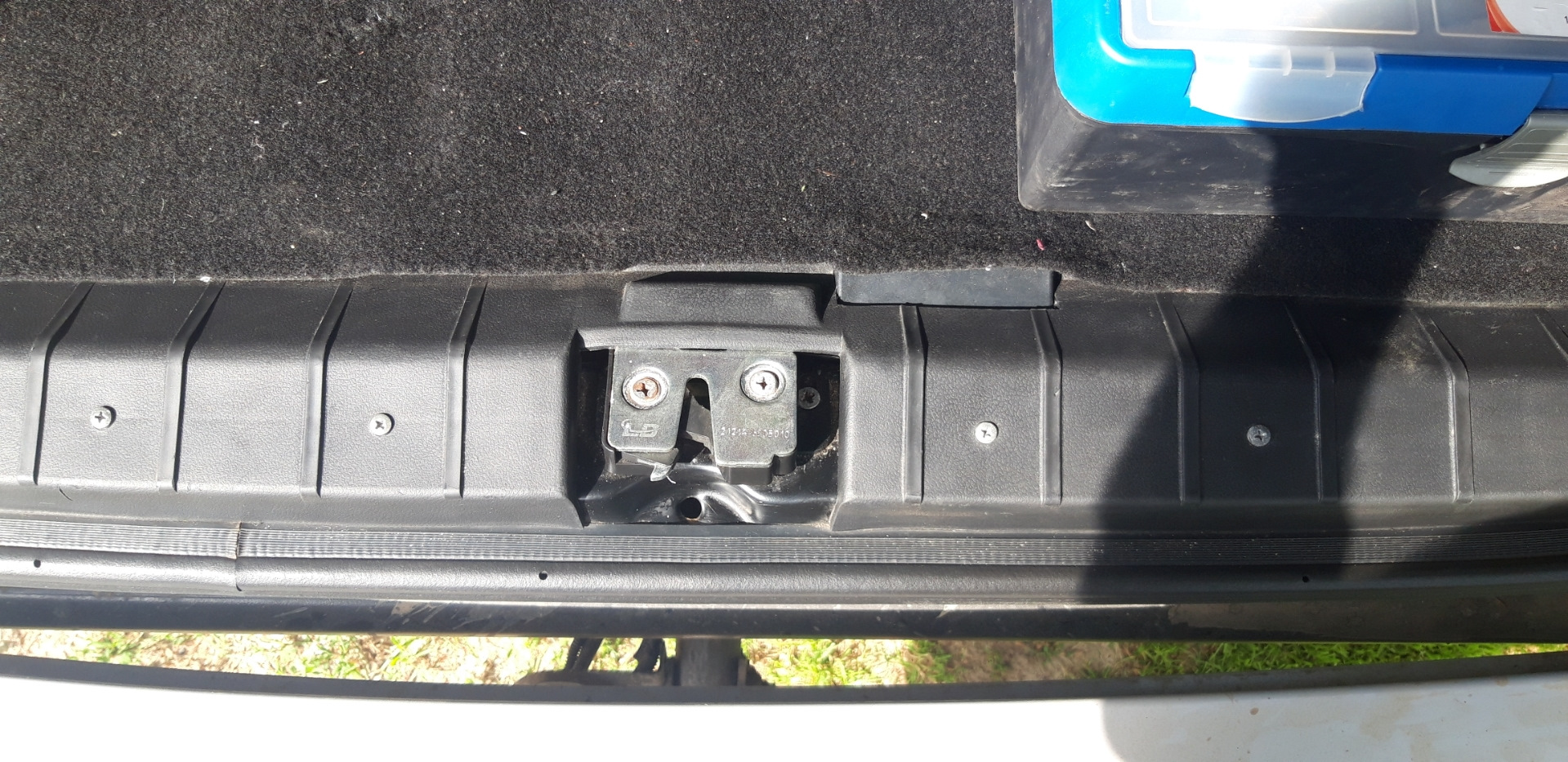 Электропривод замка багажника и подключение концевика двери багажника ...