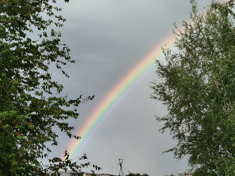 Погода в день приезда не баловала нас солнышком, щедро поливая нас хорошим таким дождиком. Но под вечер смилостивилась и осчастливила нас радугой. — Renault Kaptur (2020)