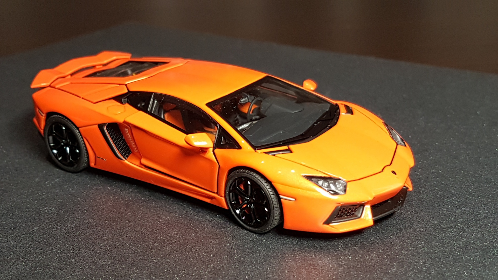 Lamborghini оранжевая 2000