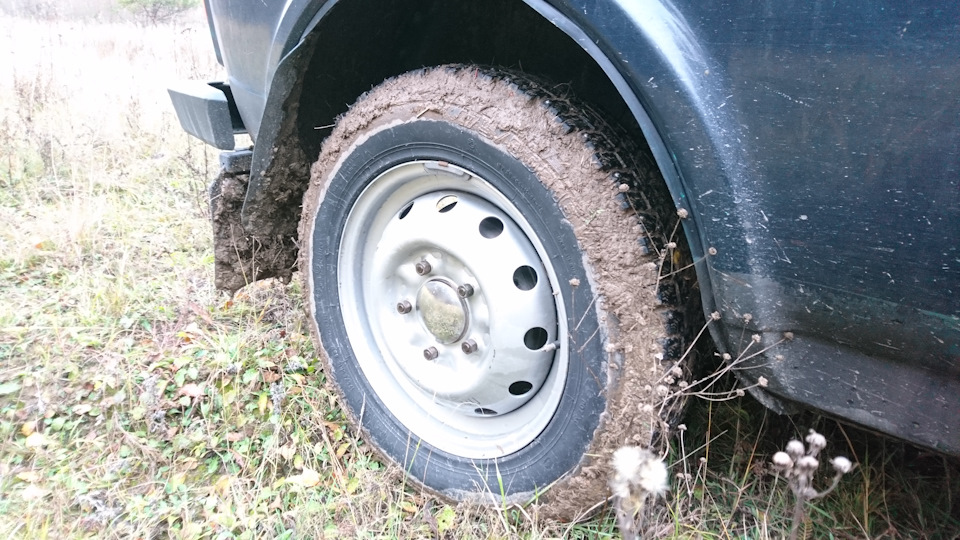 Грязь И-511 кидает ошметками, но мои импровизированные расширители хорошо помогают. — Lada 4x4 3D