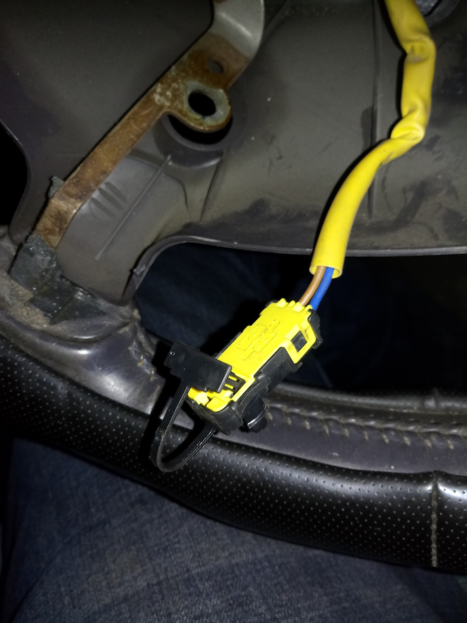 Обращаем внимание на защелку разъема подушки, сперва ставим разъем, затем фиксируем защелку. — KIA Carnival (1G)