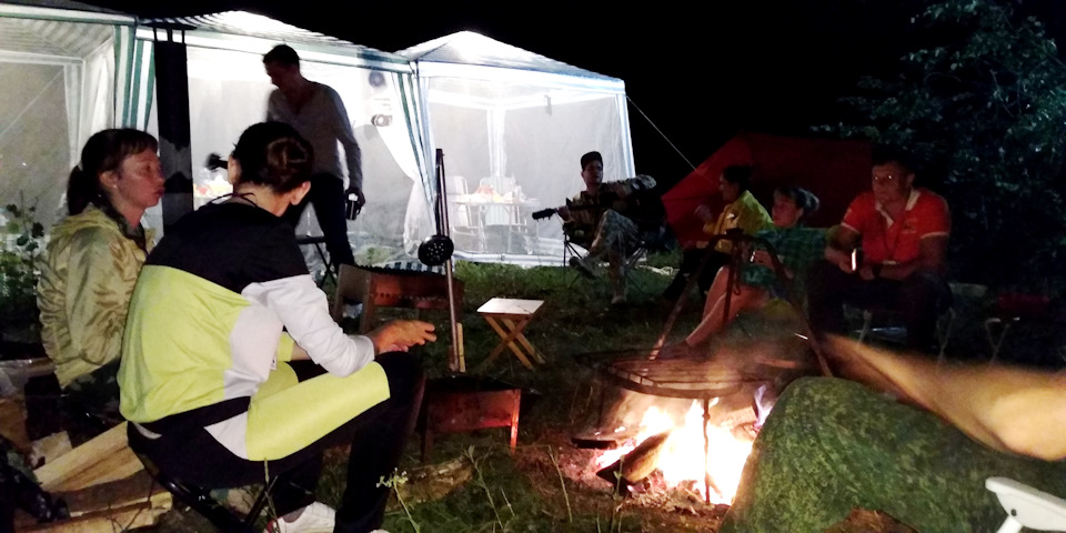 Песни под гитару. Для электричества в шатрах и прожекторе работал бензогенератор всю ночь — Honda Element