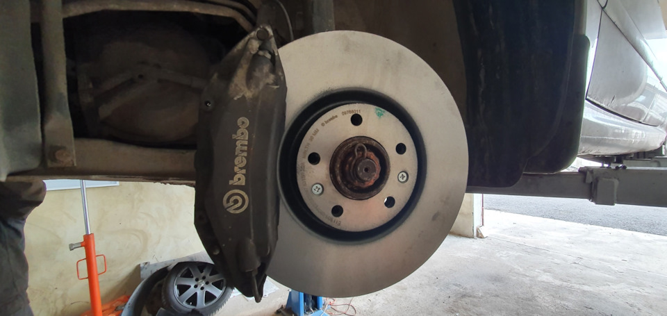 Заменил тормозные диски и колодки. Биение ушло. — Peugeot 607, 3 л ...