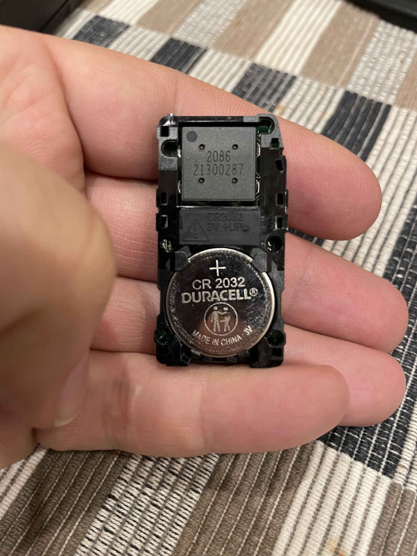 Замена батарейки в брелоке — Toyota RAV4 (5G), 2,5 л, 2021 года ...