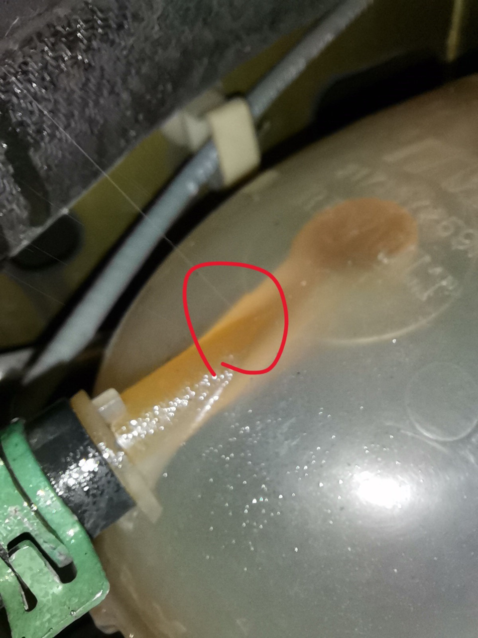 Течь в расширительном бачке. Замена бачка и охлаждающей жидкости ...