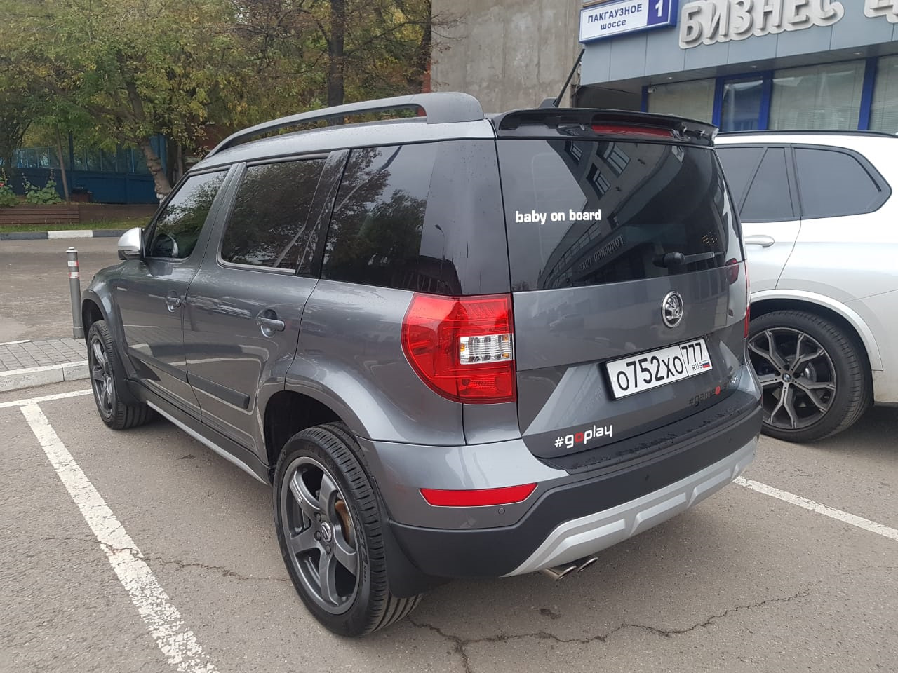 Запчасти йети. Skoda Yeti спойлер. Спойлер Шкода Йети 2012. Спойлер на крышку багажника Шкода Йети. Шкода Йети задний спойлер.