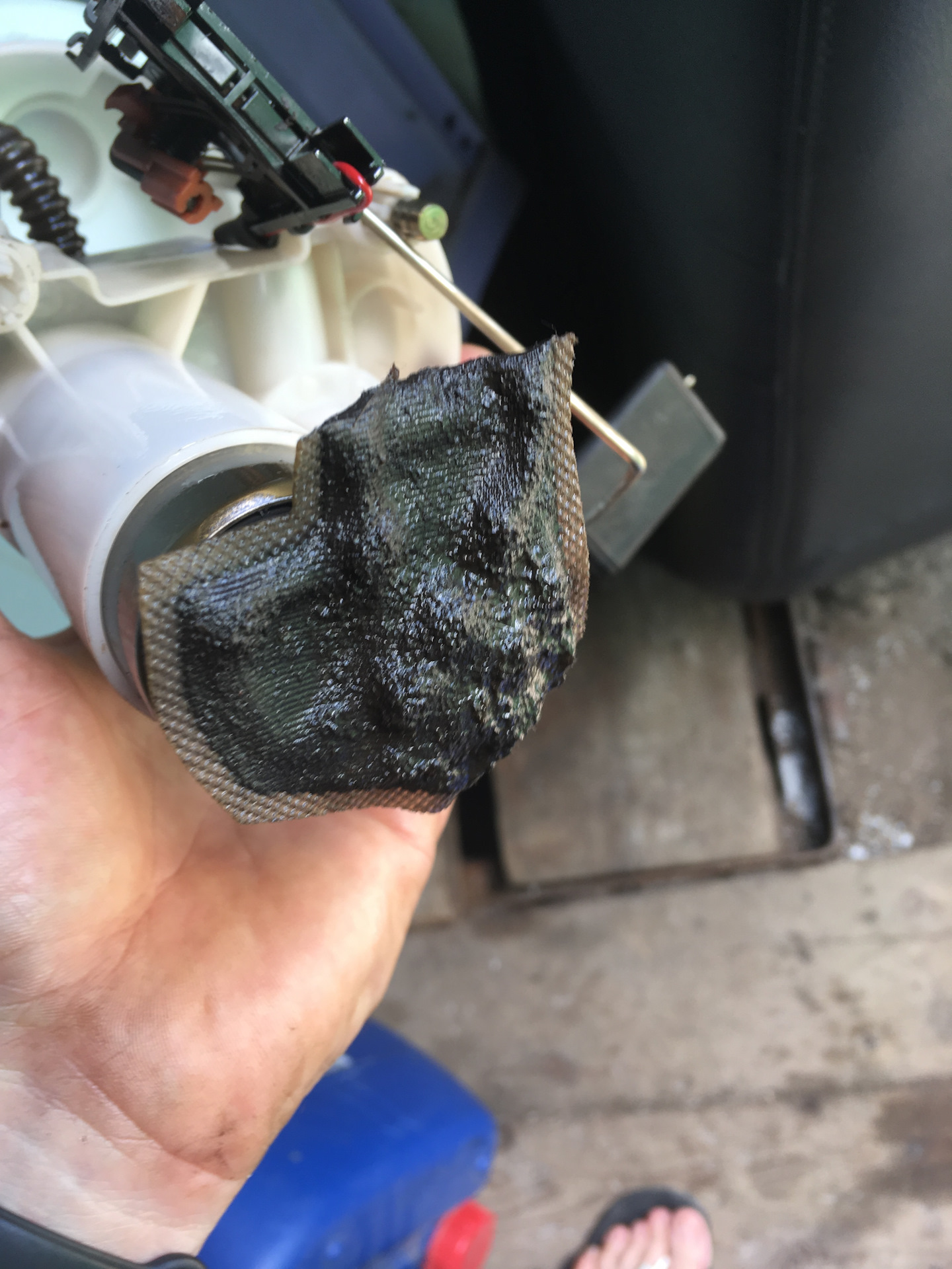 4. Сетка бензонасоса ниссан. Как почистить топливную сетку. Забилась сеточка бензонасос змз 402. Как почистить топливную сетку.