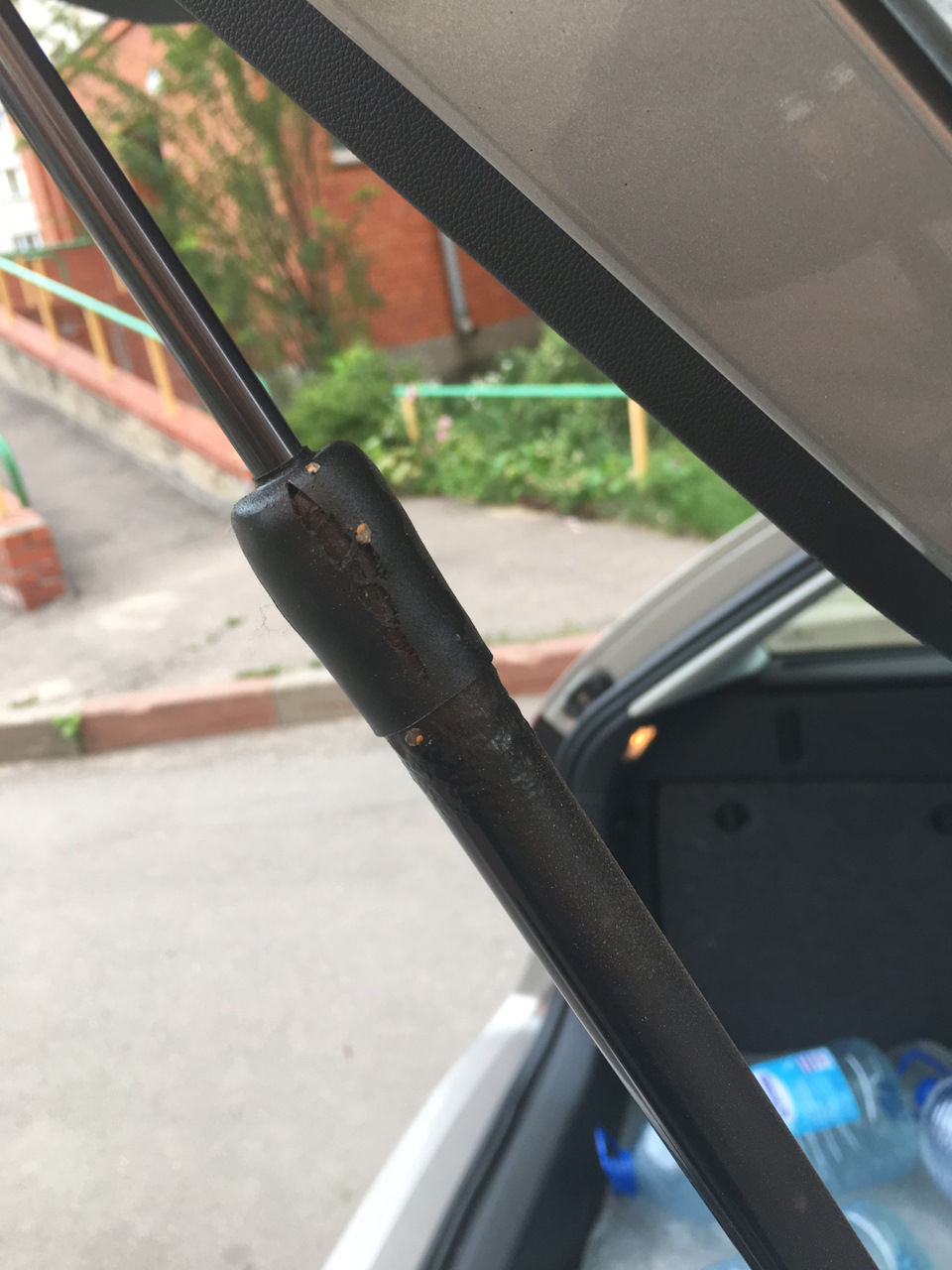 Газовый упор багажника — Skoda Octavia Combi A5 Mk2, 1,4 л, 2012 года ...