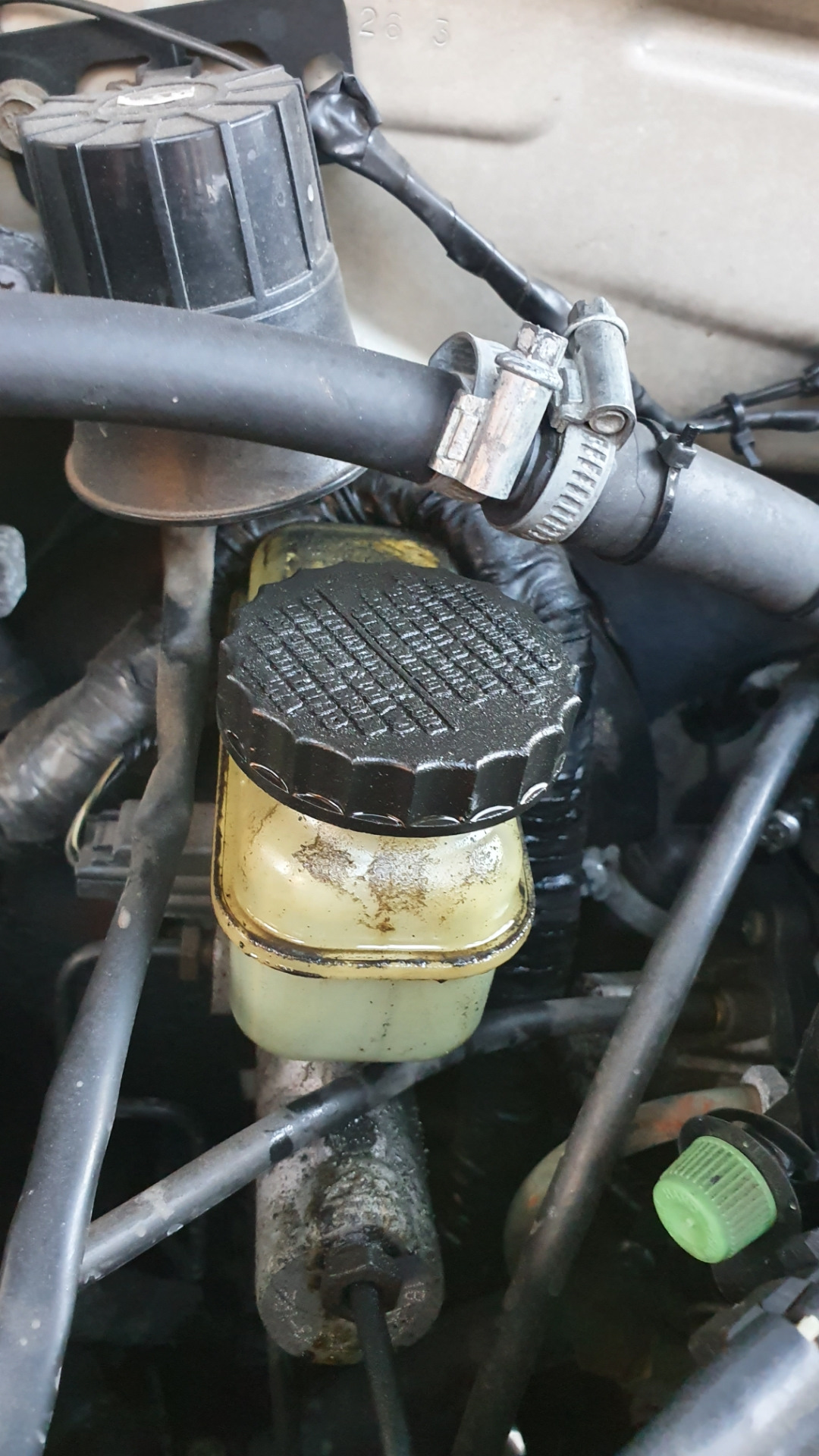 Утечка тормозной жидкости. — Mazda Tribute, 3 л, 2004 года | своими ...