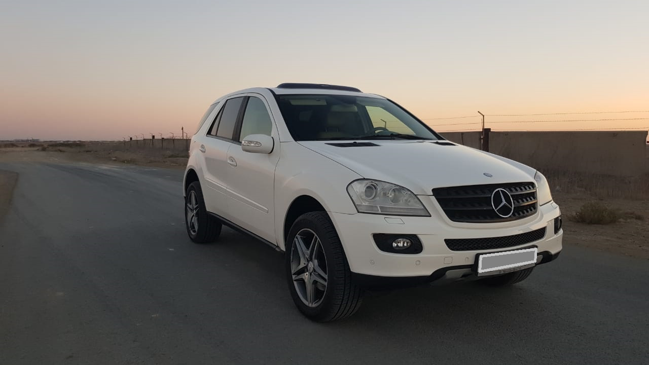 Мл 2007 года. Мерседес мл 164 белый. Mercedes-Benz ml w164 белый. Мерседес мл 350 белый. Mercedes ml 164 белый.