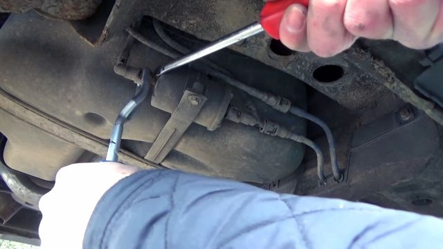 Где находится топливный фильтр опель