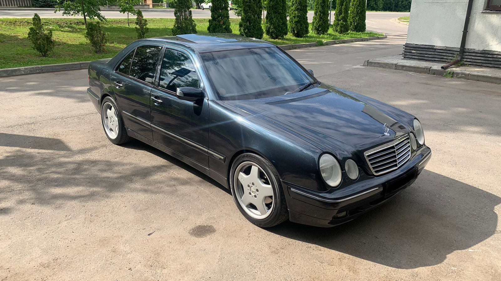 210 отзывы. Mercedes w210 AMG 3.2. Мерседес Бенц с класс 2. Мерс в живую. Mercedes Benz императора Японии.