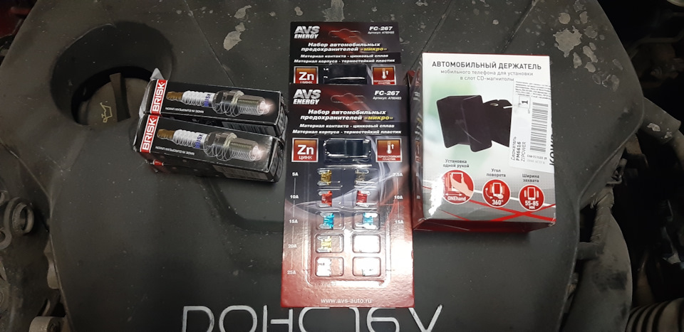 Свечи, держатель смартфона в CD-слот, предохранители — KIA Ceed (2G), 1 ...