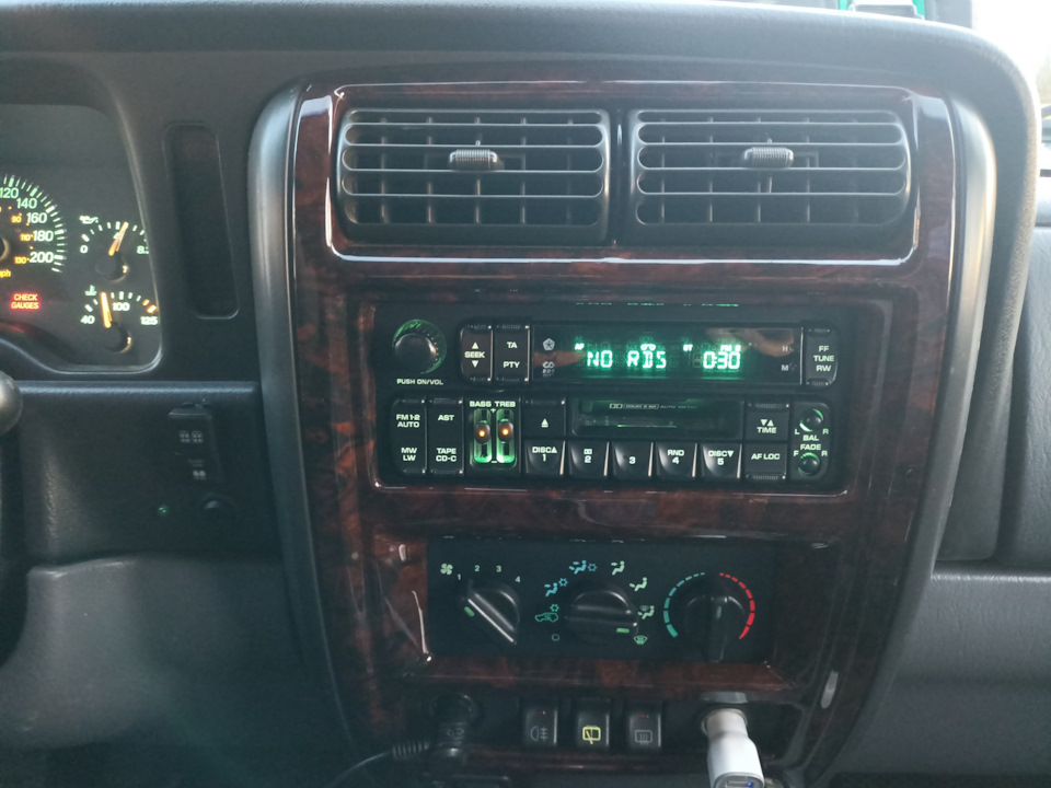 Jeep XJ. HERTZ UNO speakers in front doors — Jeep Cherokee (XJ), 2,5 л