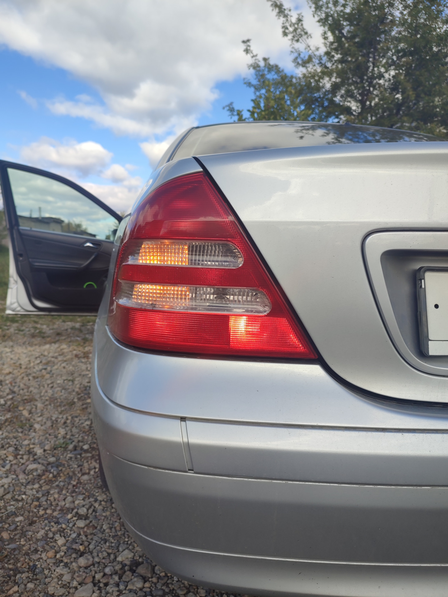 Решение проблемы с задними фонарями и подсветкой номера — Mercedes-Benz  C-class (W203), 2 л, 2001 года | своими руками | DRIVE2