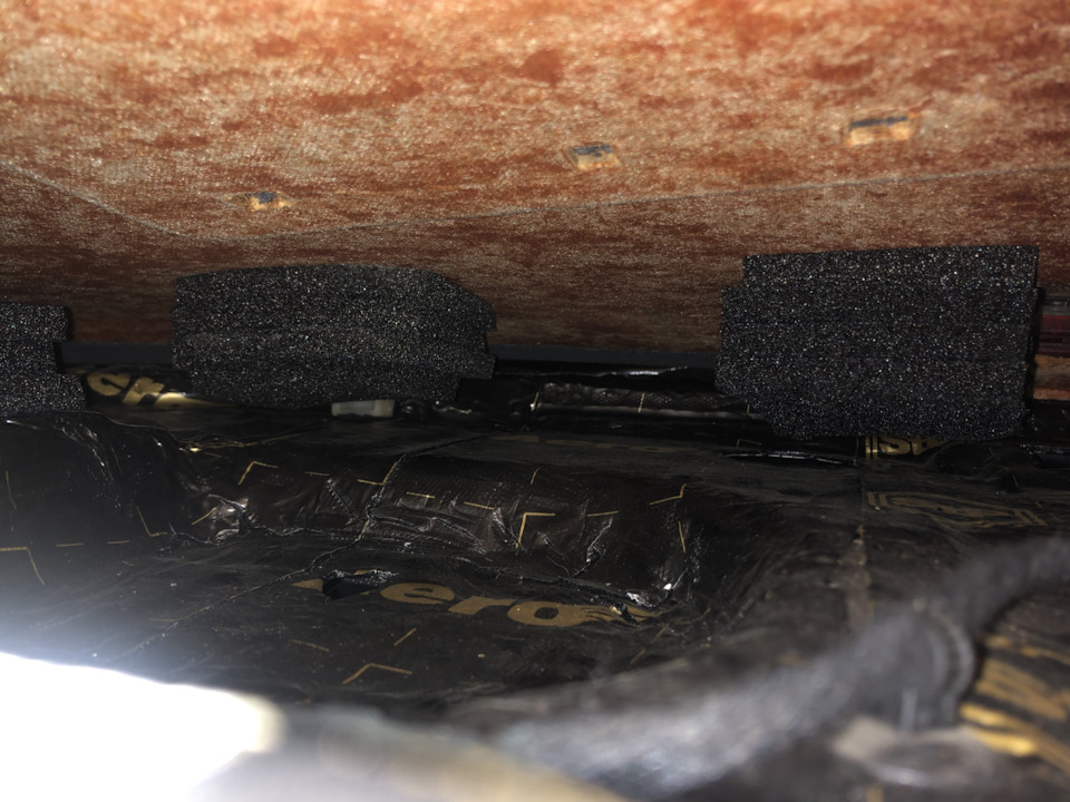 Даже если я снял бы эту декоративную полку, и проклеил бы как хотел, то все равно пришлось бы делать из шумки такие бутерброды что бы выравнять полку и она не провисала и смотрелась ровно — Audi A4 (B7)