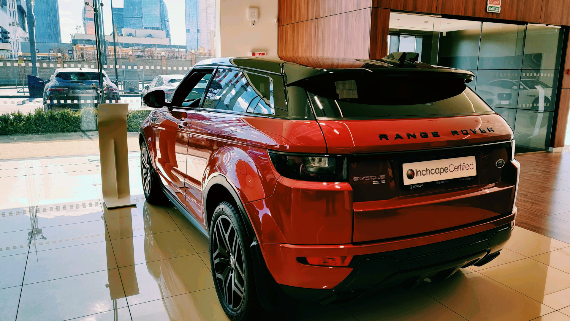 Range Rover Evoque красный с бантиком