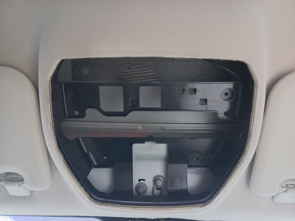 Установленный каркас без доработок, тут видно как он выпирает за отверстие и не дает правильно установить консоль, черная рамка должна быть по контуру! — Ford Focus Sedan III