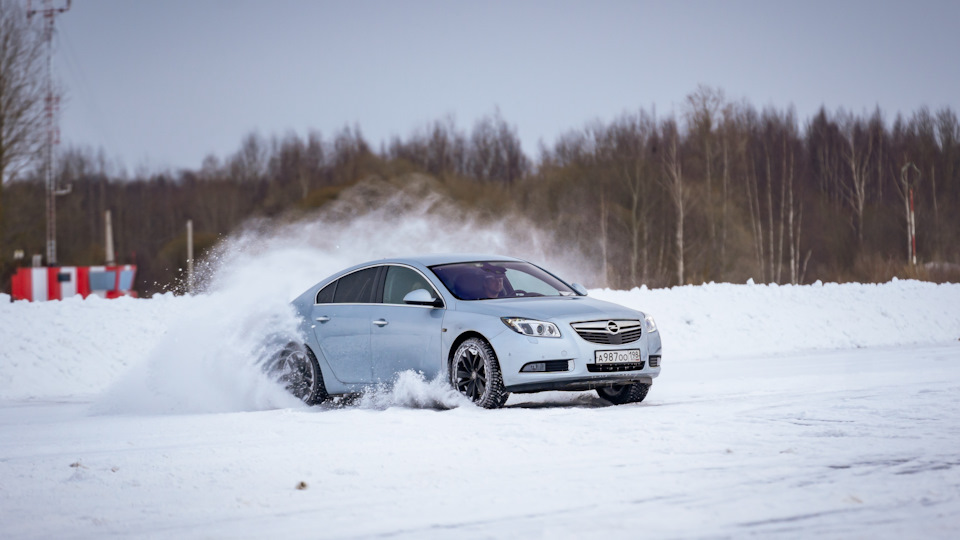 Opel Insignia Серо-Голубая 2.0T 4x4