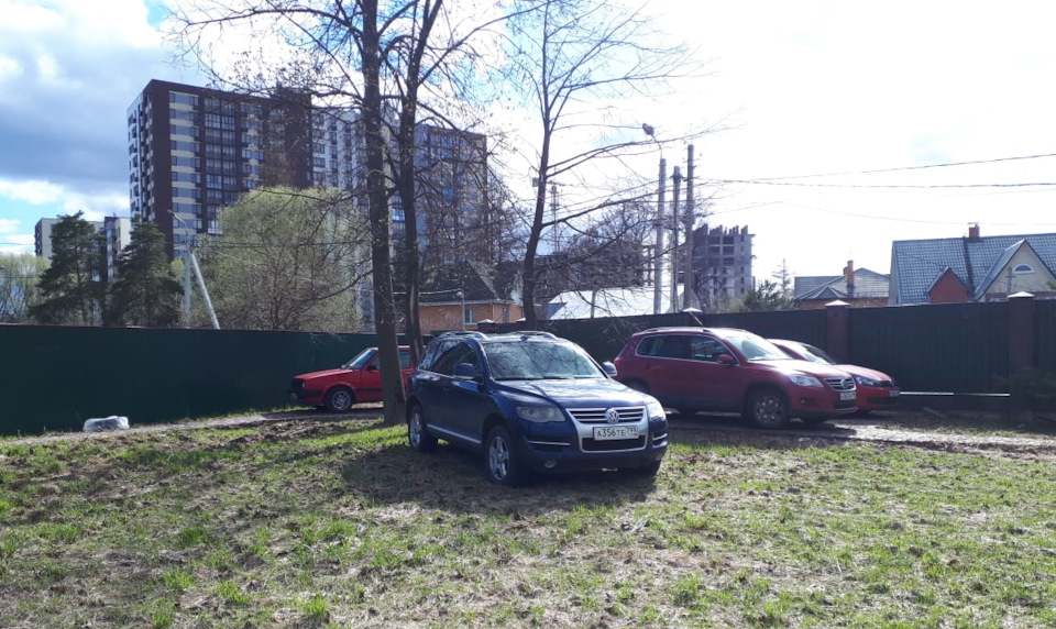 Травка зеленеет, Солнышко блестит; Ласточка с весною В сени к нам летит ...