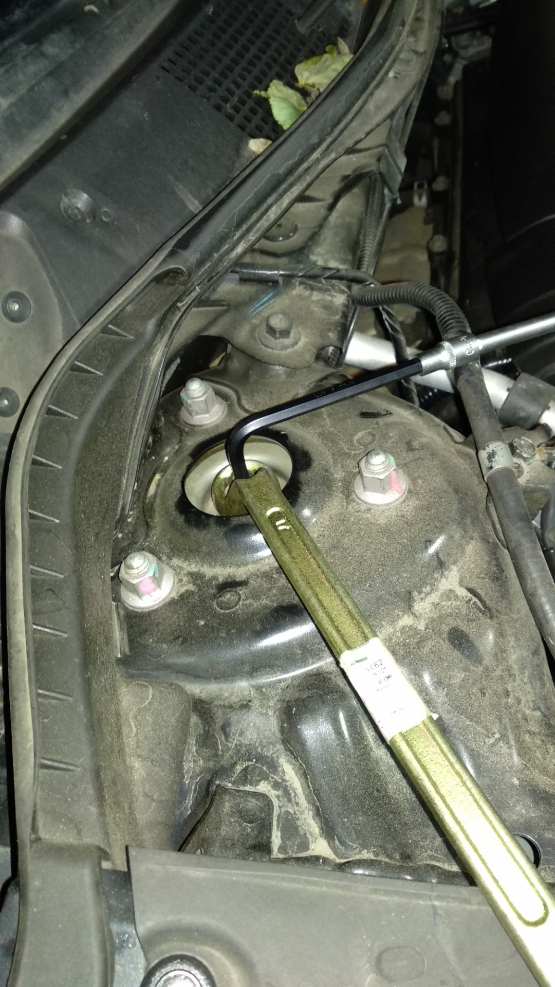 Замена пыльников передних стоек амортизаторов без снятия. — Mazda CX-5 ...