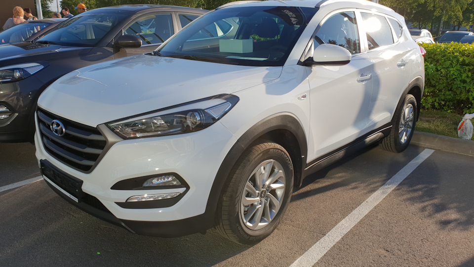 Hyundai Tucson белый с антенной