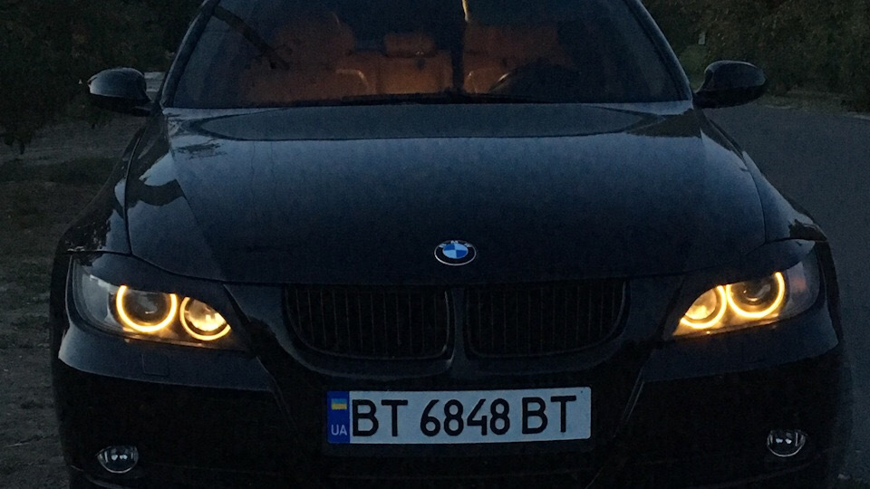 Глазки е90. BMW 3 e90 ангельские глазки. Ангельские глазки БМВ 3 е90. БМВ 3 e90 ангельские. BMW 3 e90 ангельские глазки ночью.