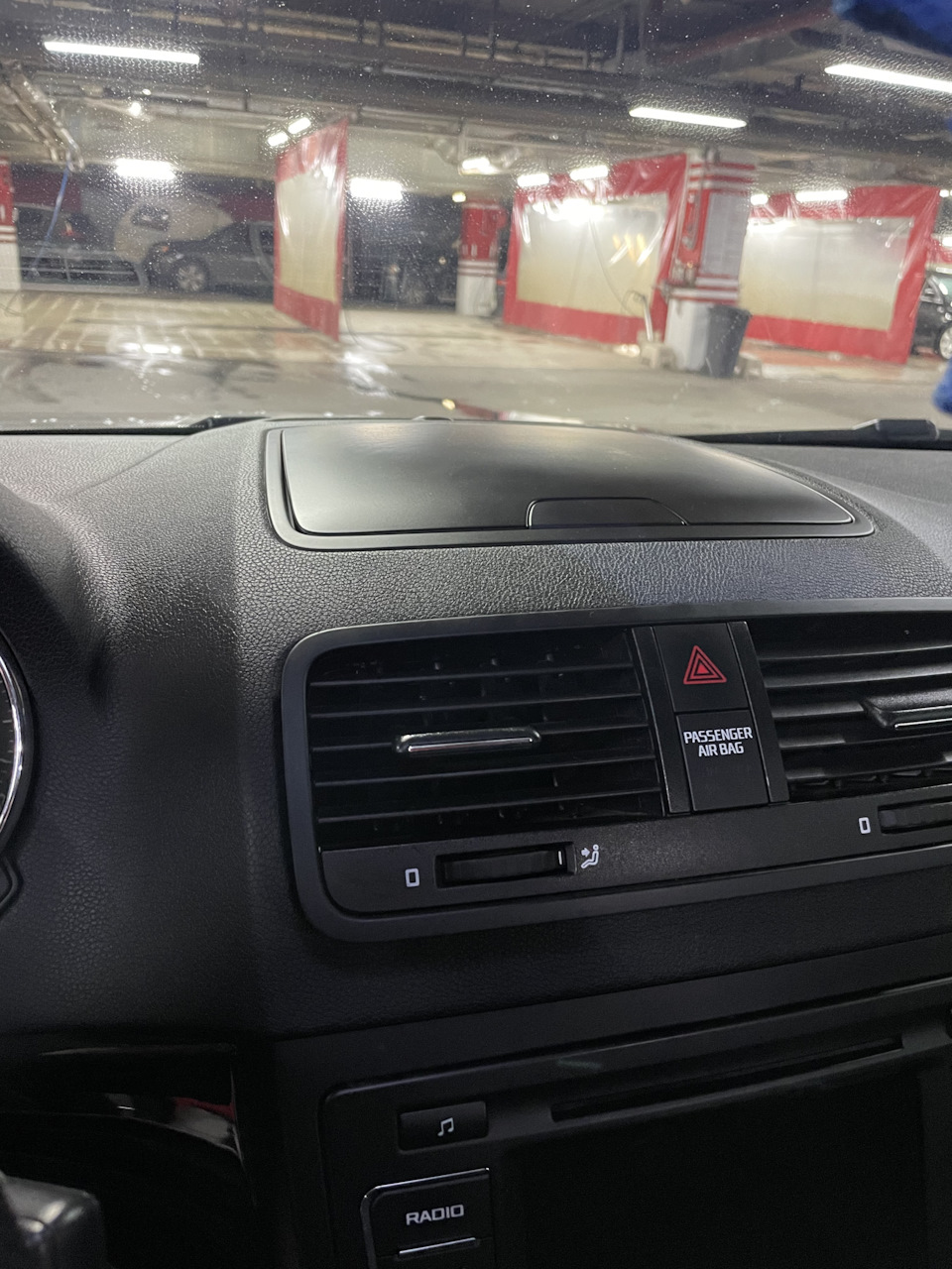 Аккуратно вынимаем центральный воздуховод поддевая по краям плоской лопаткой — Skoda Yeti