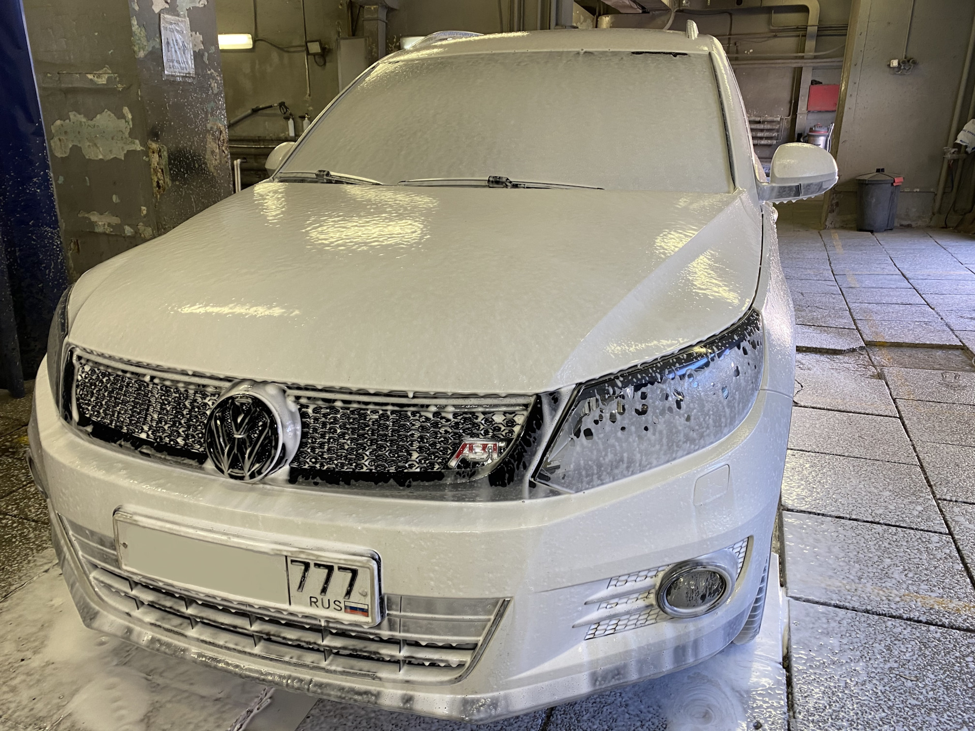 Паровая мойка двигателя — Volkswagen Tiguan (1G), 2 л, 2013 года ...
