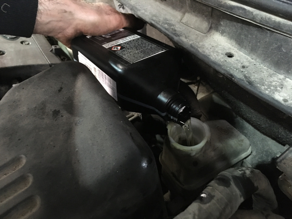 66 Замена тормозной жидкости на Valvoline Brake & Clutch Fluid DOT 5.1