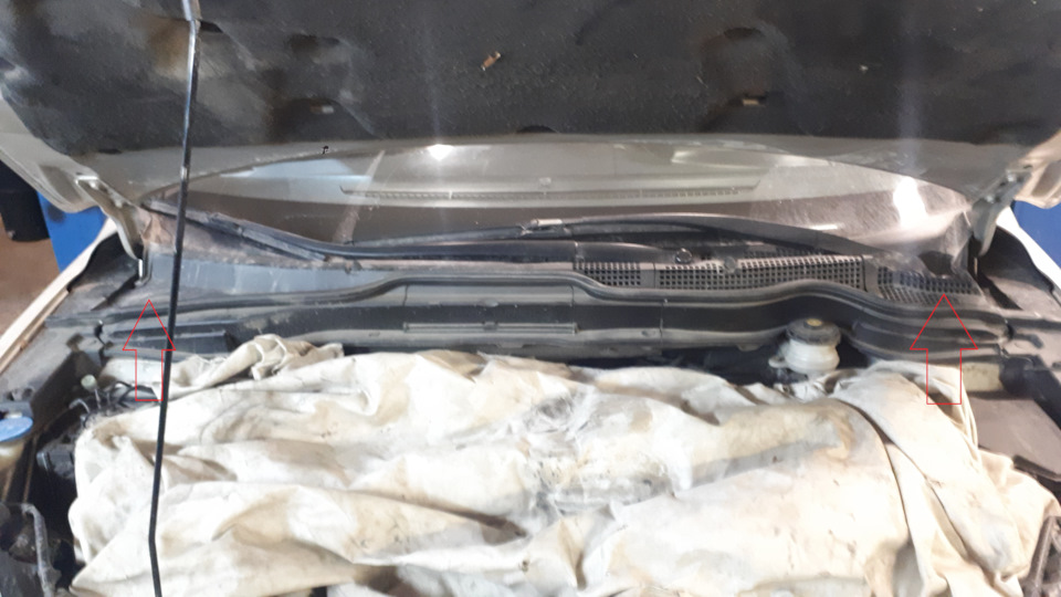 03. Przód: zdejmij koło, odczep przewody ABS/hamulcowe z uchwytów na kolumnie, aby ich nie naciągnąć. — Honda CR‑V III (RE)