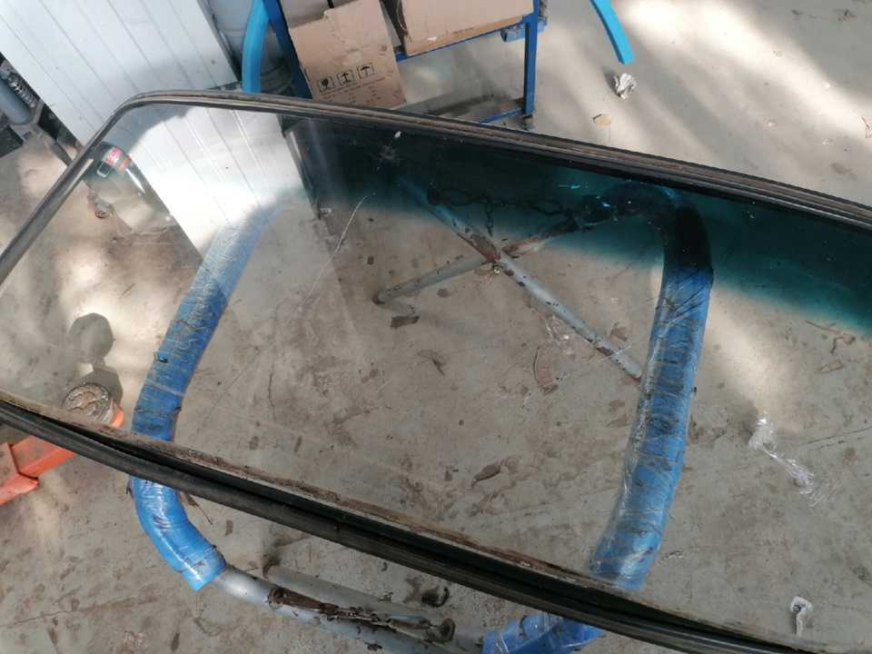 Старое стекло. Если присмотреться, то видно трещину через все стекло. — ГАЗ 3110