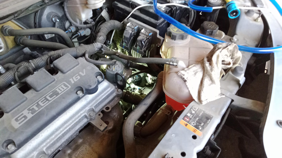 В центре — сапун/крышка АКПП — Ravon R4