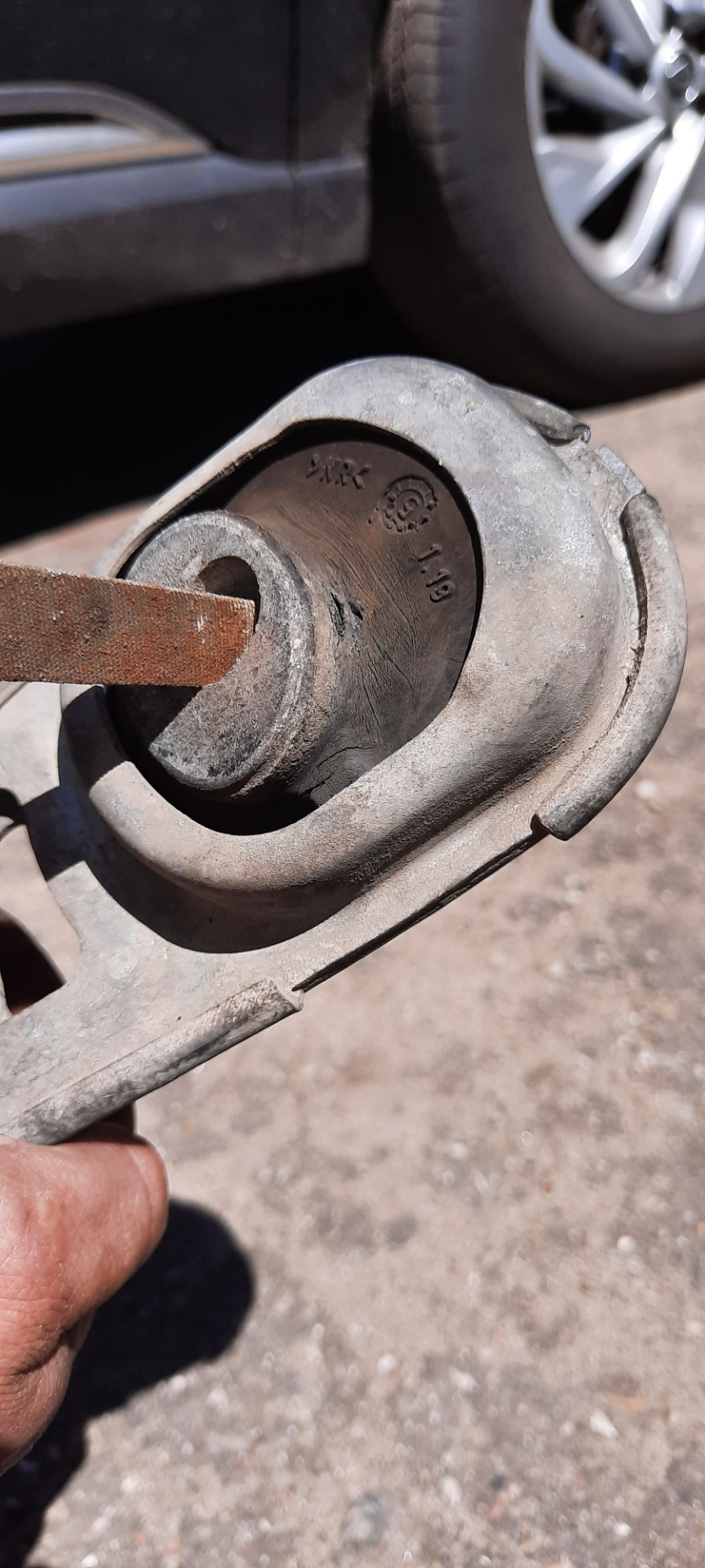 Замена нижней подушки двигателя — Renault Espace (5G), 1,6 л, 2015 года ...