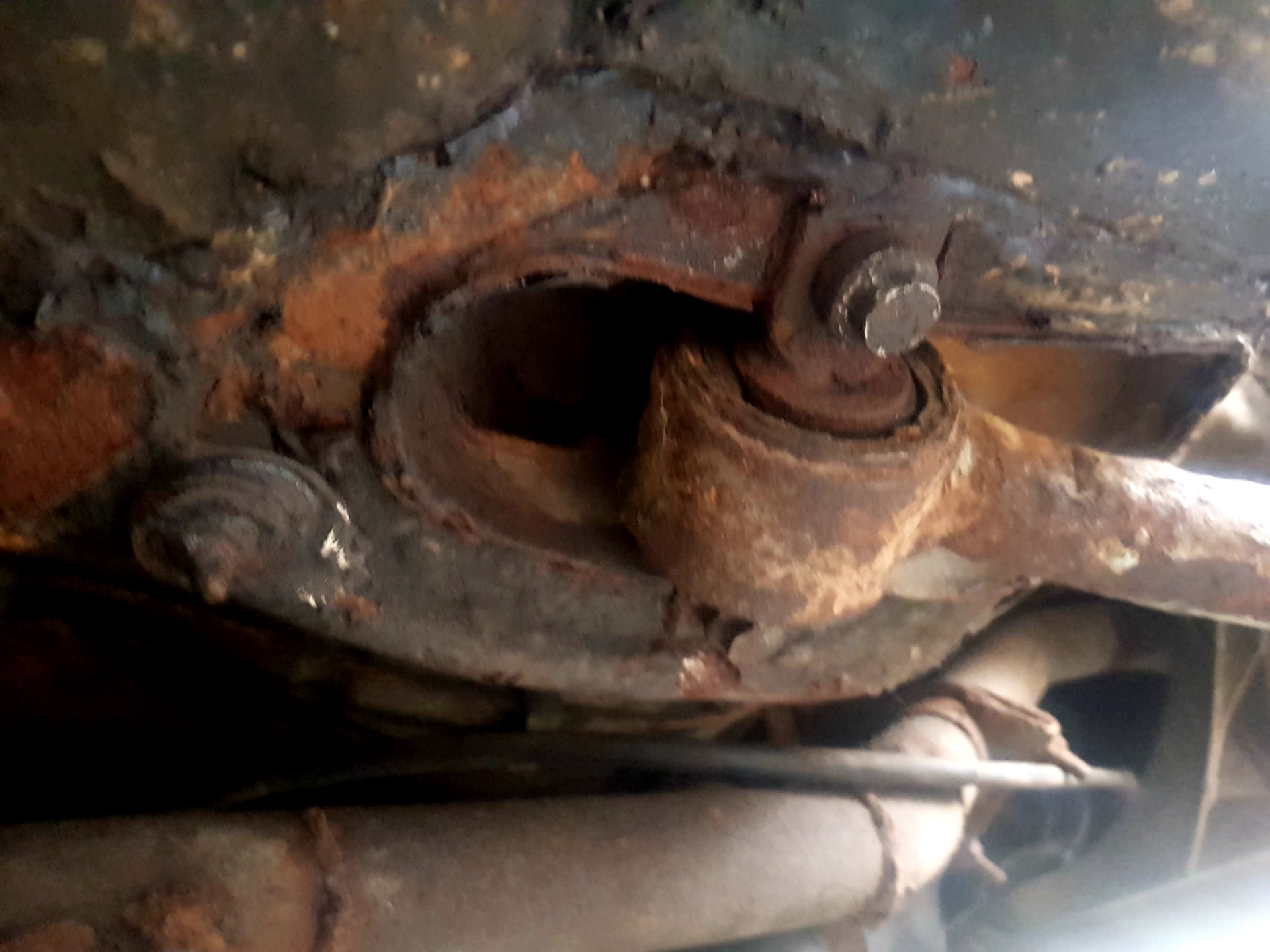 Болт на 15 нижнего рычага не откручивается — Alfa Romeo 156, 1,8 л ...