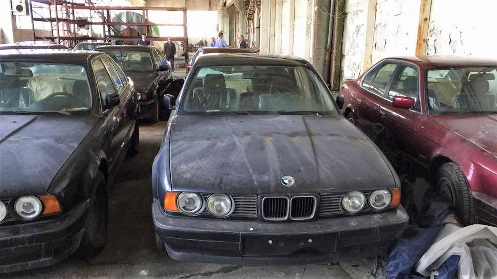 В заброшенном ангаре на юго-западе Болгарии нашли 11 новых BMW E34 — DRIVE2