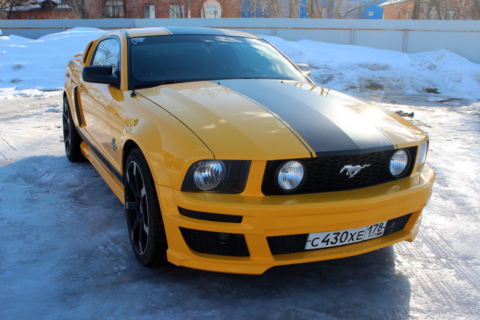 Mustang матовый желтый