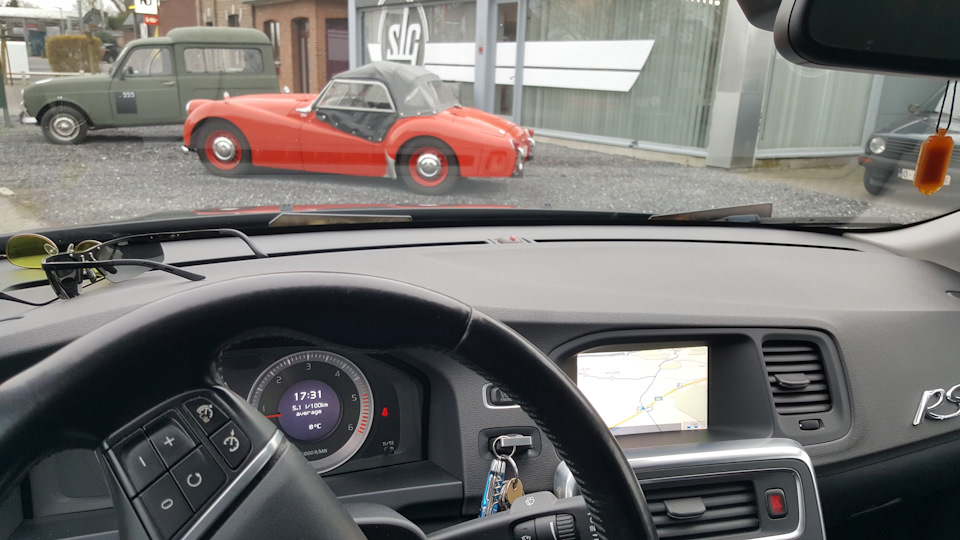 Сегодня проезжаю мимо триумфа, редкостный аппарат) — Volvo S60 (2G), 2 ...