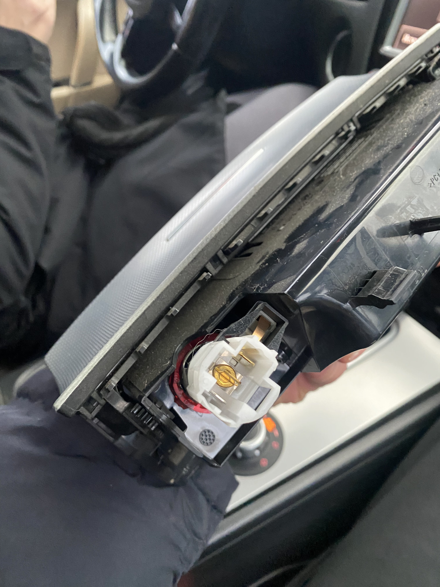 Замена лампочки в пепельнице — Volkswagen Touareg (2G), 3 л, 2014 года ...