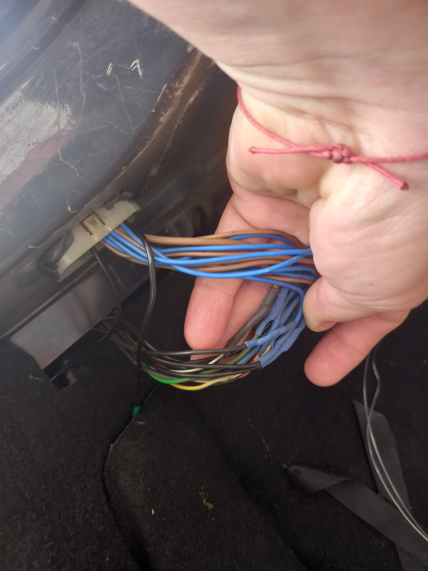 Замена проводки в багажнике — Ford Mondeo IV, 1,6 л, 2010 года ...