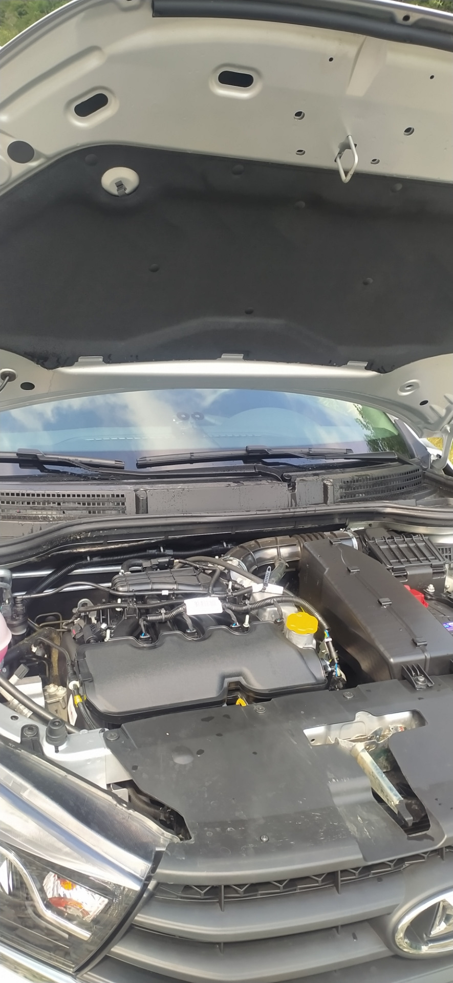 Подкапотка, держатель — Lada Vesta SW (1G), 1,6 л, 2021 года | мойка ...